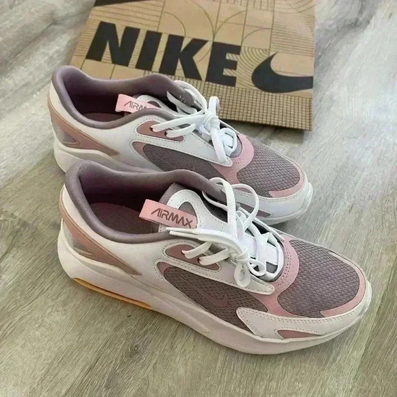 NIKE Air Max Bolt Size 6Y (8) - Picture 8 of 15